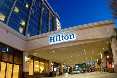 Китайская HNA Group покупает 25% в отелях Hilton