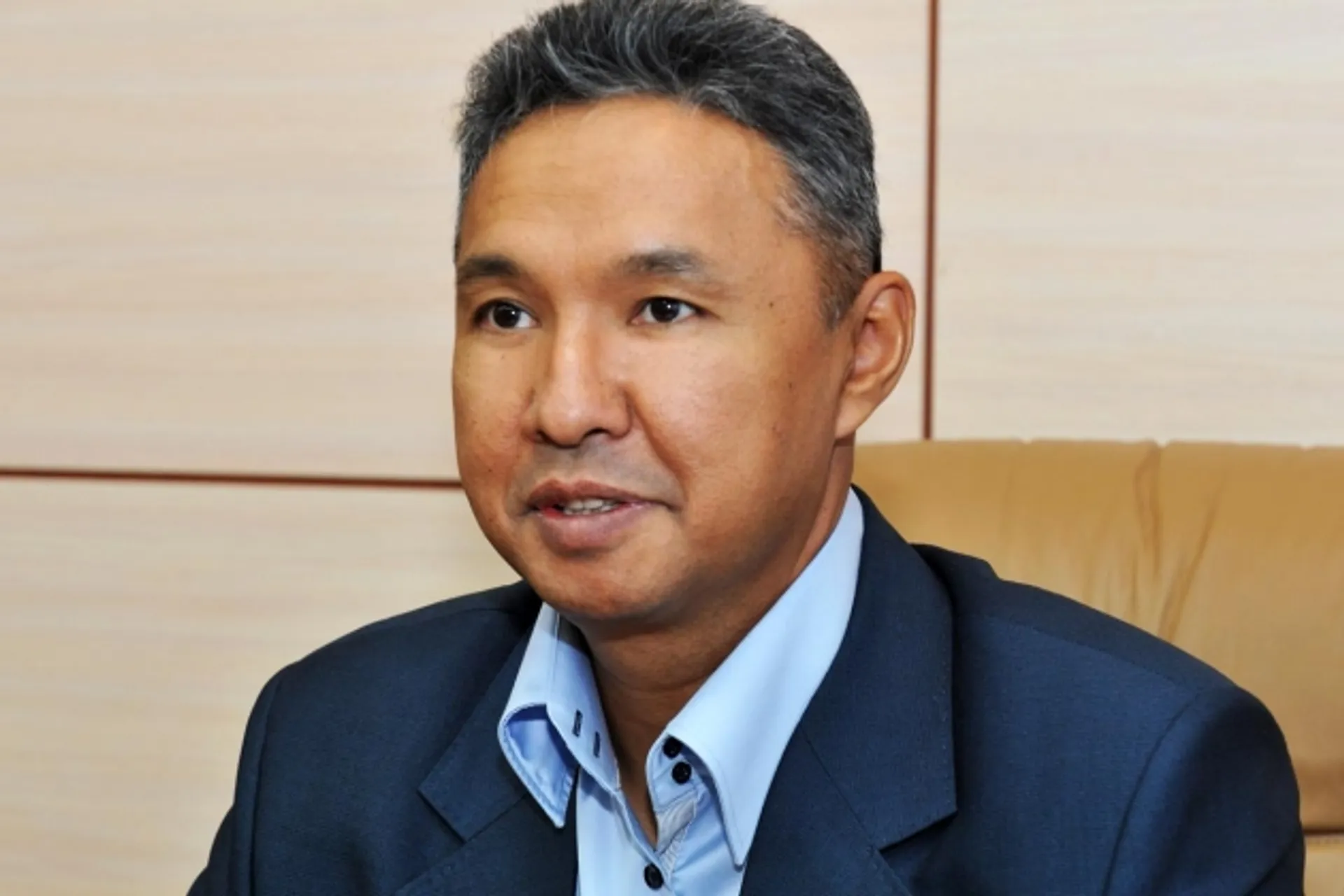 Капитал - Депутат просит ввести экзамены для получения гражданства РК