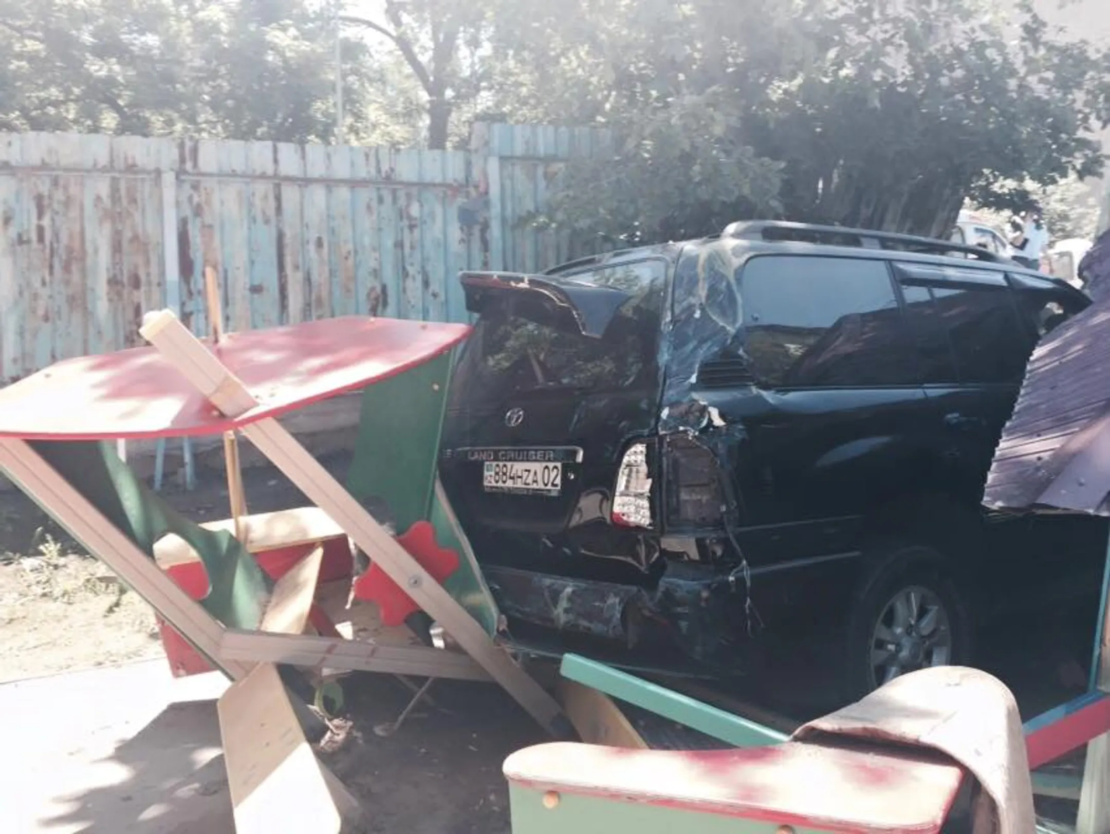 Внедорожник врезался в забор детского сада - Image Kapital.kz