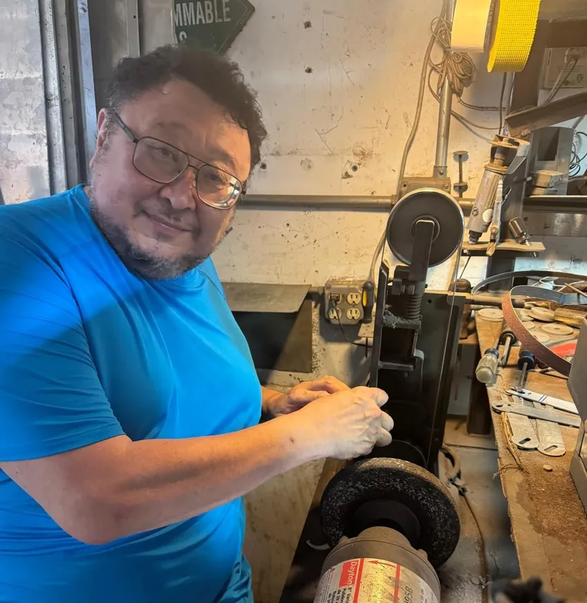 На фото:&nbsp;Алмат Салгарин в цехе