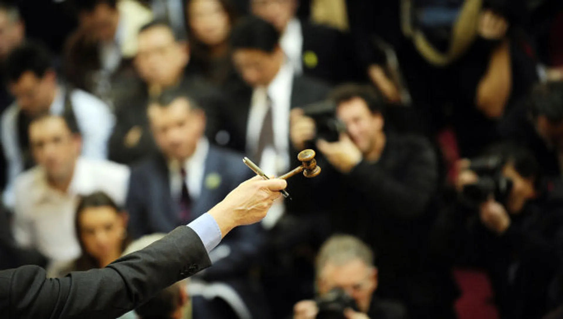 Капитал - На торгах в Лондоне продали награды и инвалидное кресло Стивена Хокинга