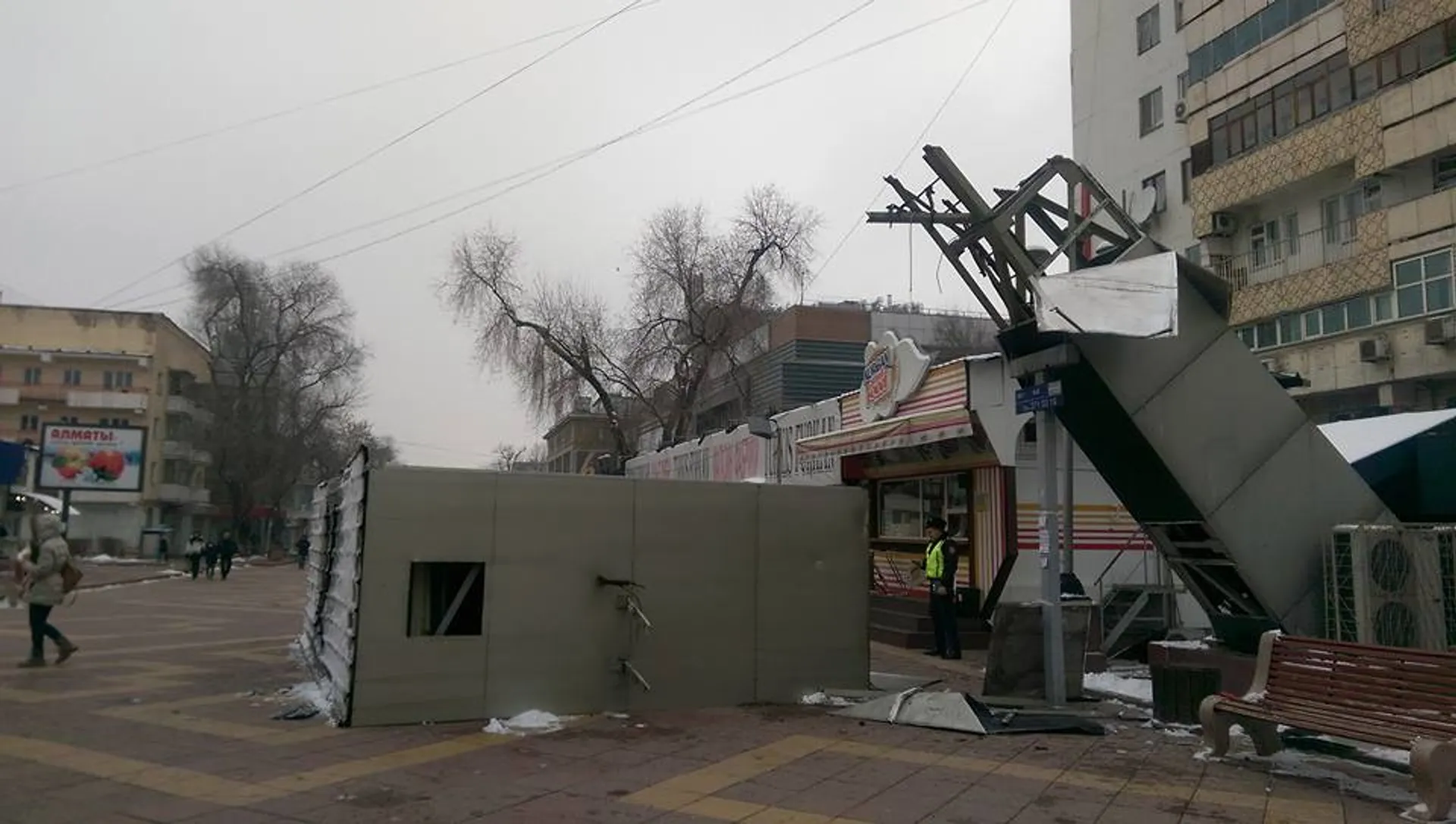 Капитал - В акимате прокомментировали обрушение билборда на Арбате