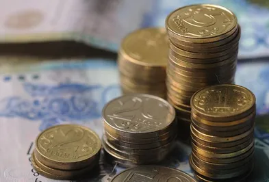 На утренних торгах тенге подешевел