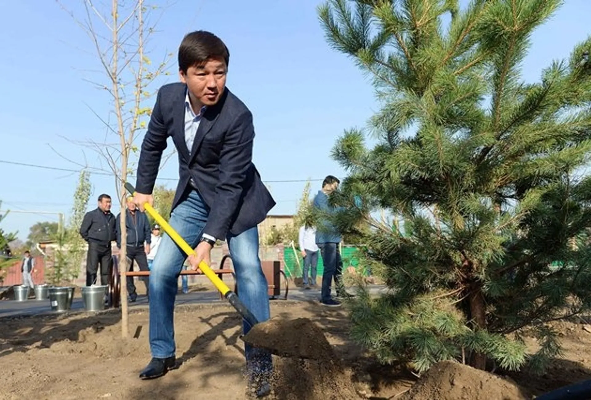 Капитал - Более 300 тысяч алматинцев приняли участие в городском субботнике