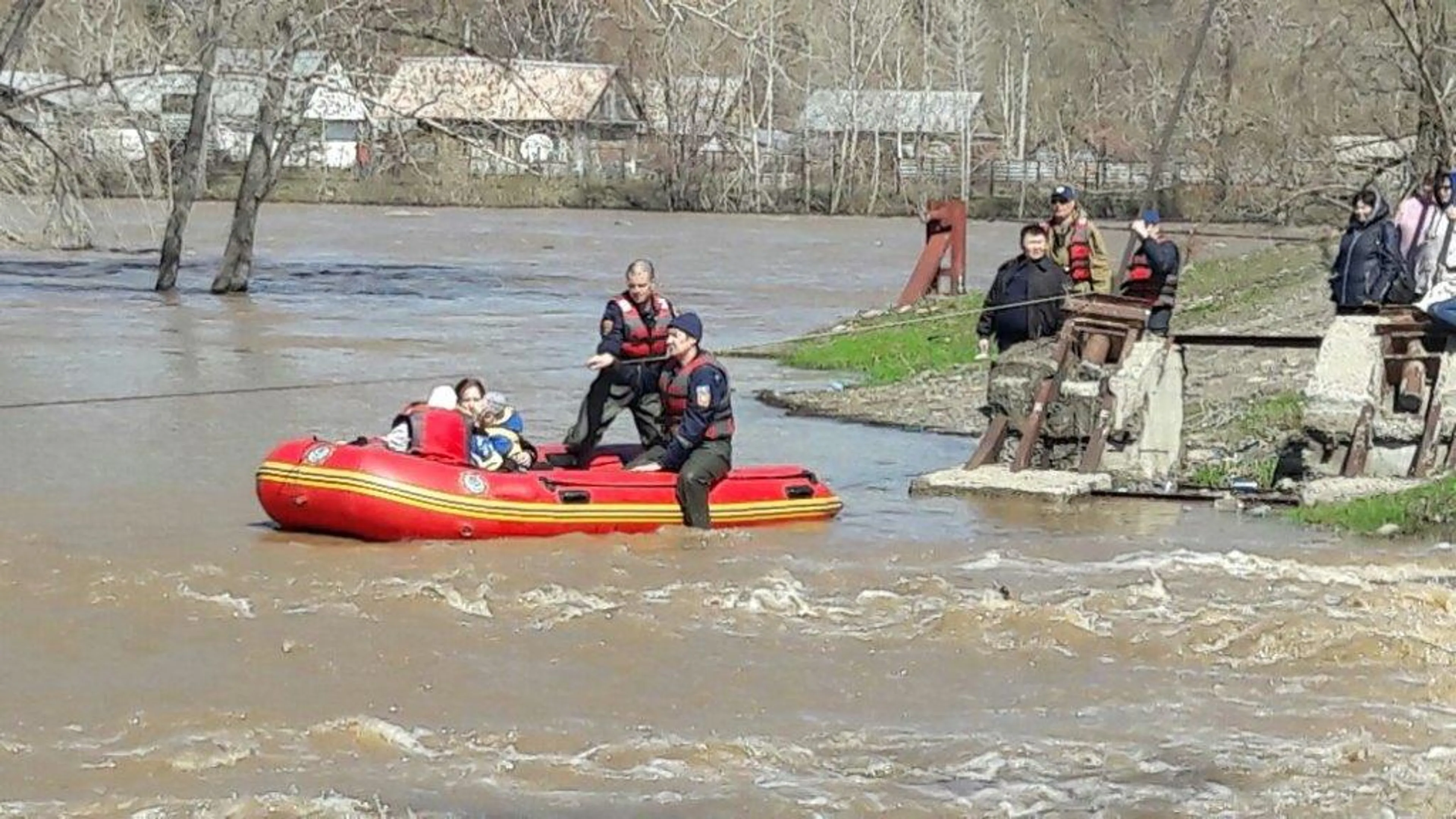 Капитал - Спасатели эвакуируют жителей села Новая Ульба в ВКО