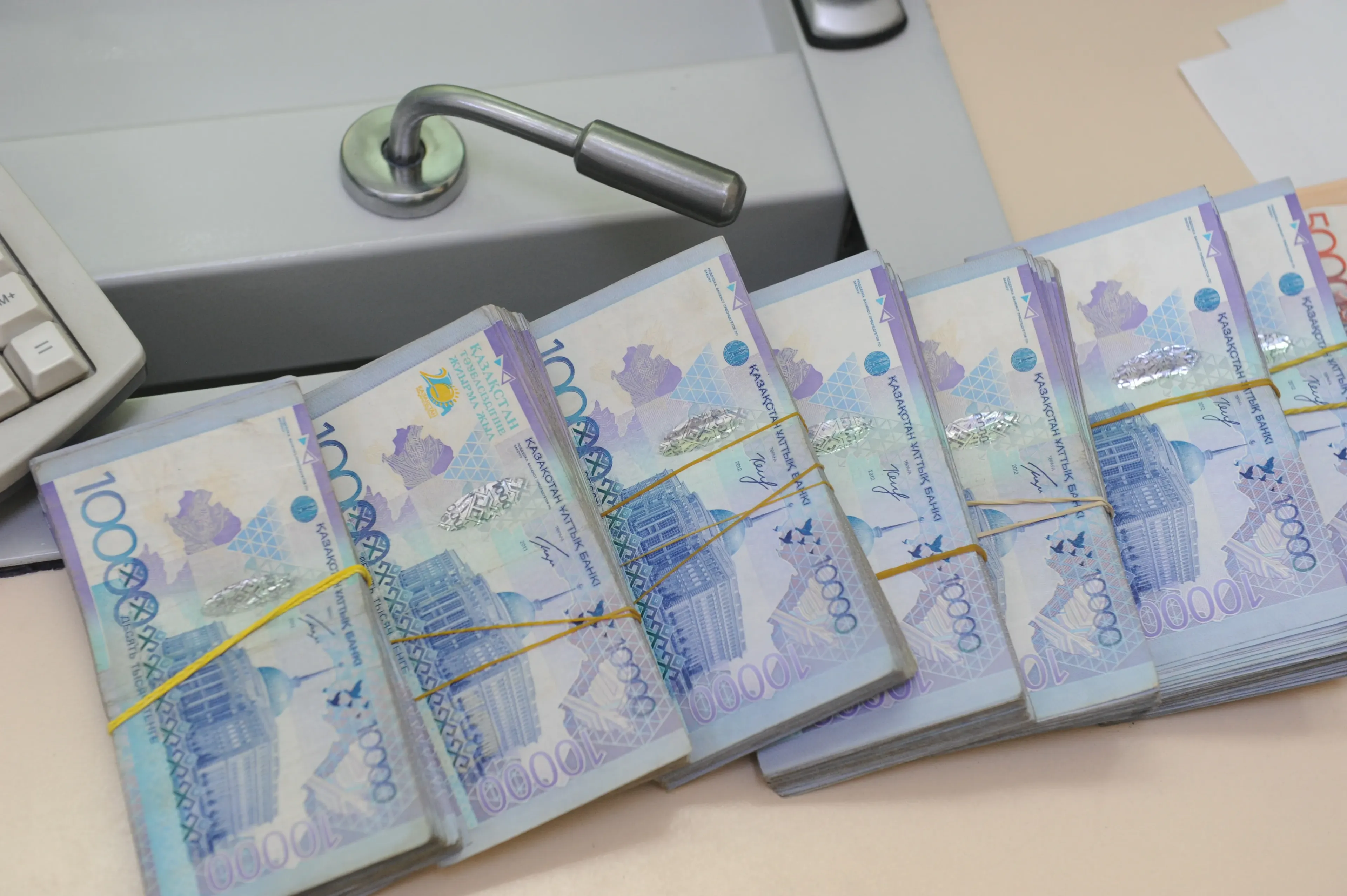 Капитал - Казахстанские предприятия задолжали заработные платы двум тысячам работникам