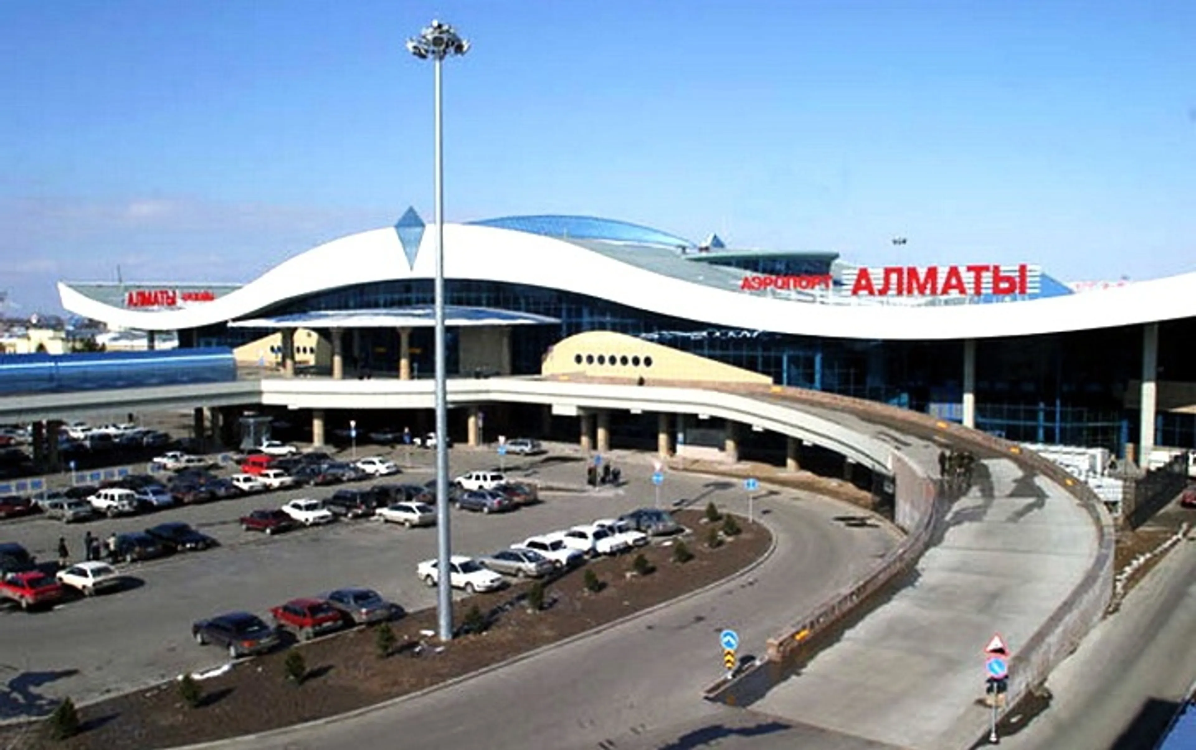 Капитал - Систему парковки в аэропорту Алматы предлагается пересмотреть