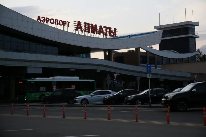 Капитал - В аэропорту Алматы мужчина угрожал сотруднику досмотра ножом
