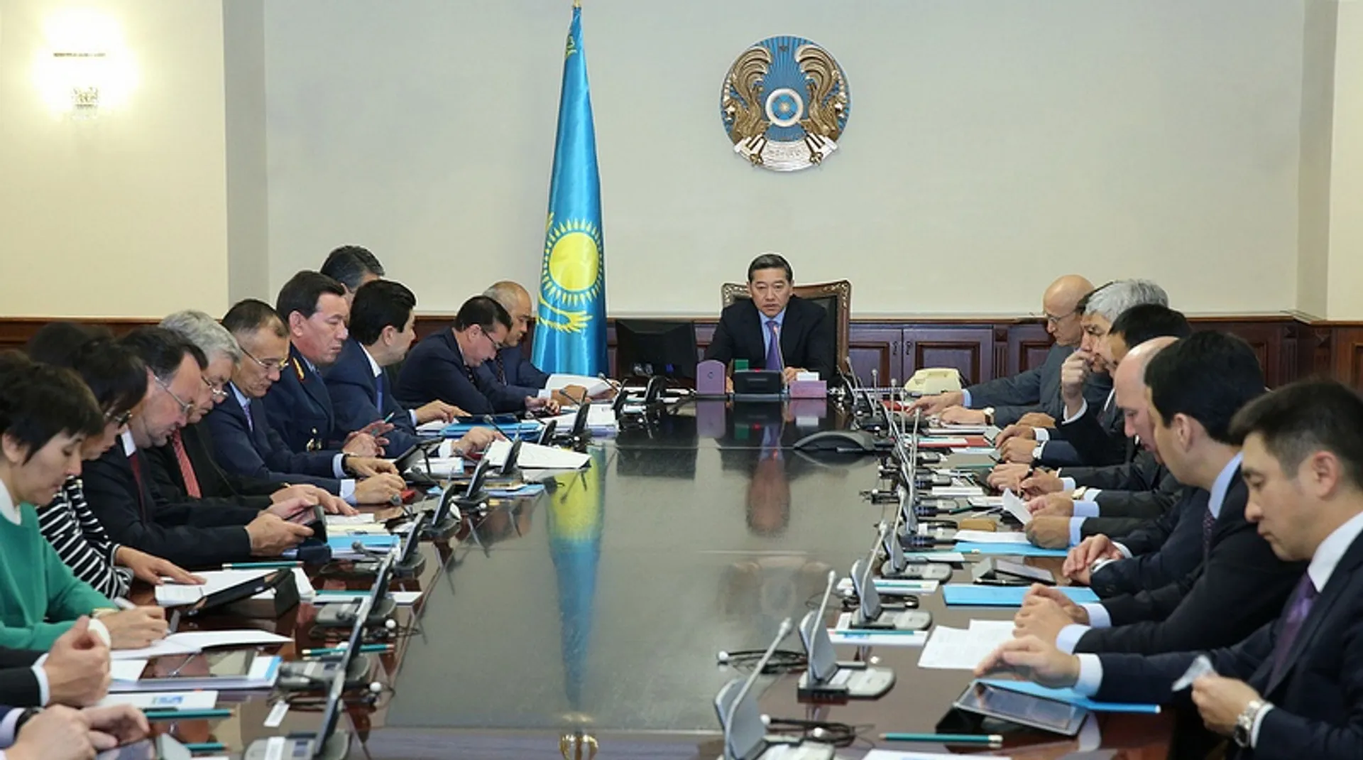 Капитал - Премьер Ахметов проявляет жесткий характер