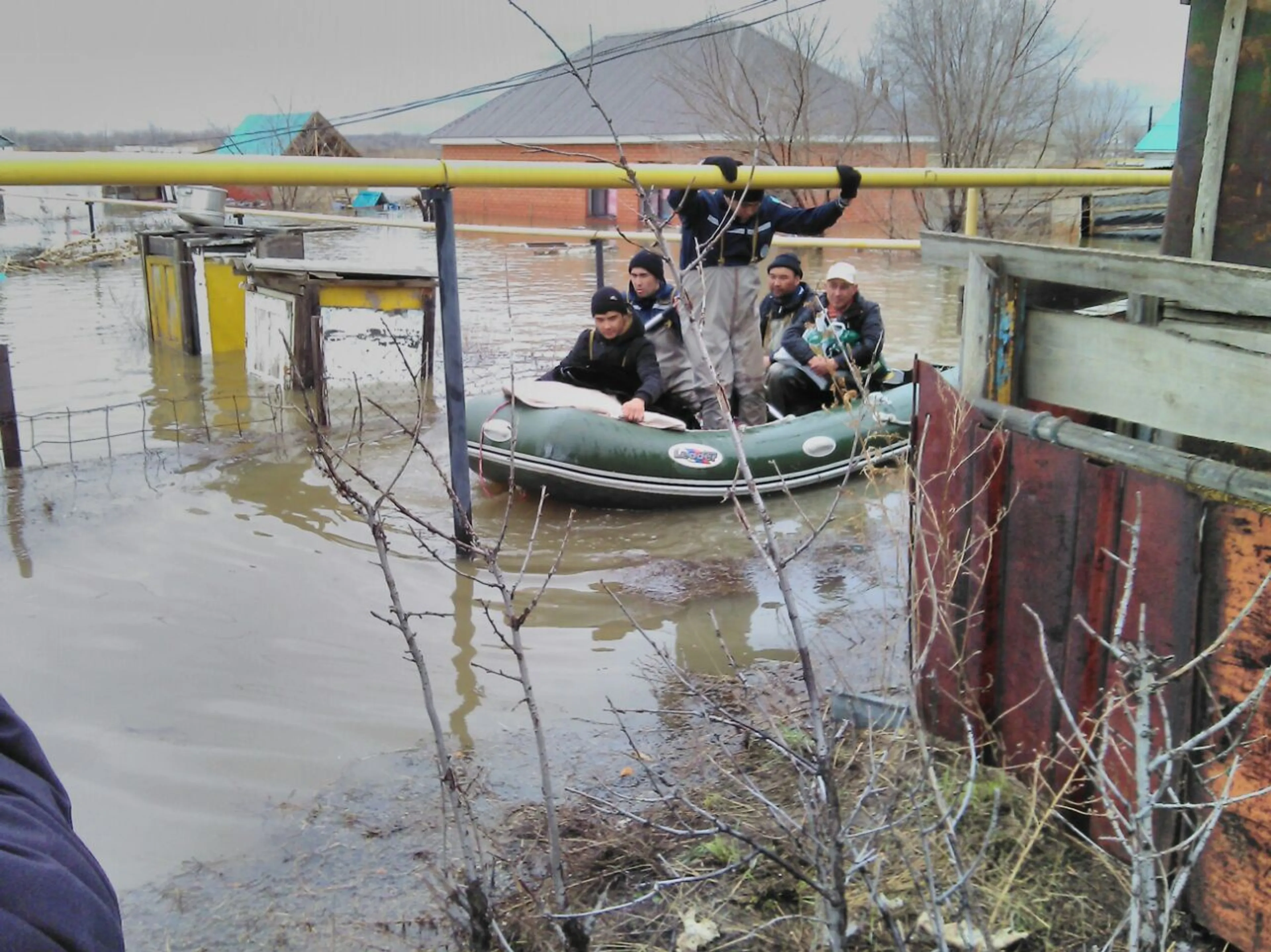 Капитал - В Атбасаре разрушена плотина, подтоплено 200 домов