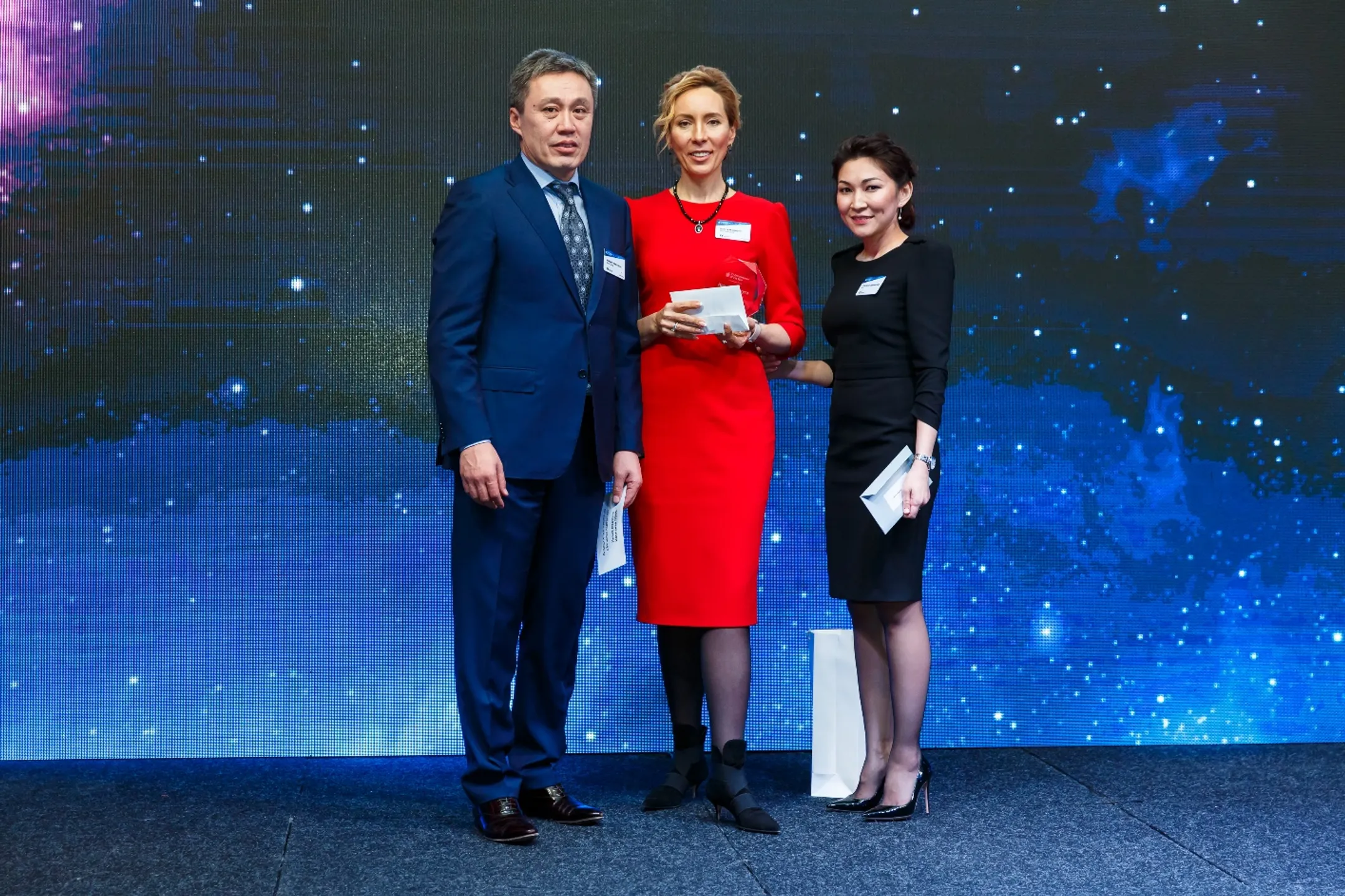 Фото: Ирина Маджуга, один
из финалистов программы 2018 года, Кайрат Мажибаев, представитель жюри, Салтанат
Даулетова, ассоциированный партнер практики налоговых и юридических услуг EY, на церемонии награждения в Алматы (2019)