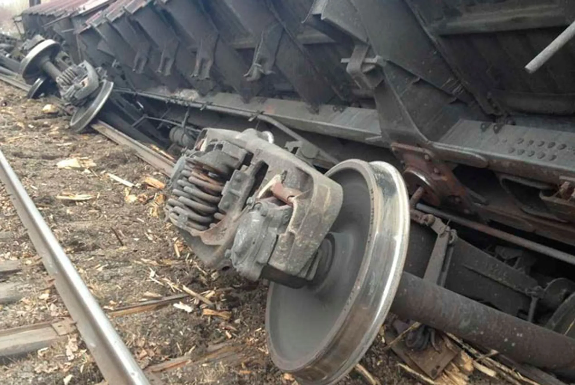 Капитал - Пять вагонов грузового поезда сошли с рельсов