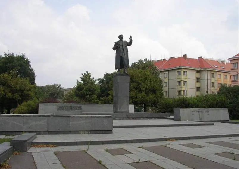 Капитал - Памятник советскому маршалу в Праге покрасили в розовый цвет