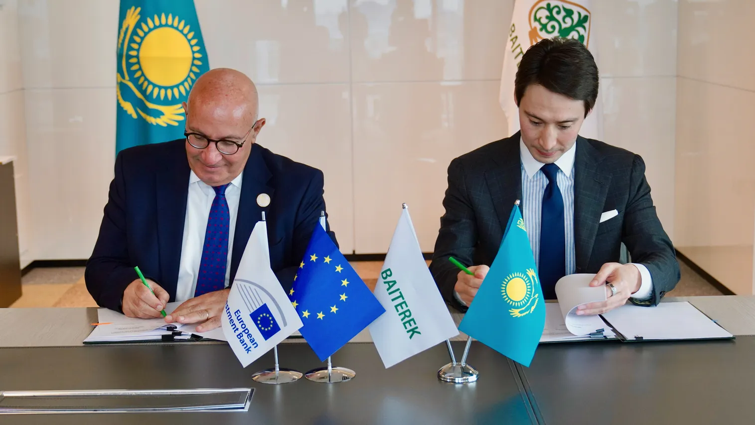 Источник фото: пресс-служба холдинга "Байтерек".&nbsp;Председатель правления КЖК Алтай Куздибаев и вице-президент EIB Кириакос Какурис.