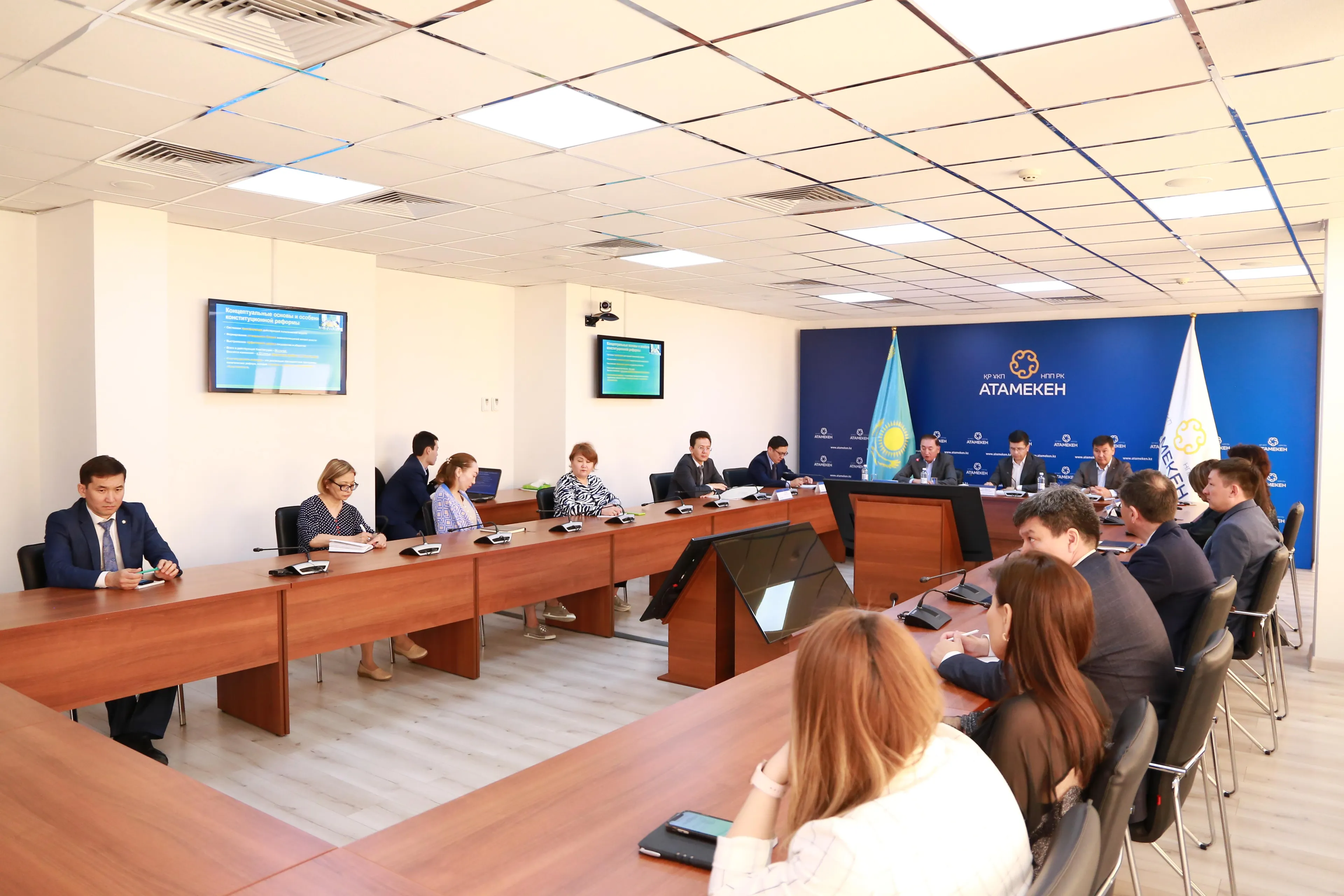 Капитал - Предприниматели обсудили поправки в Конституцию