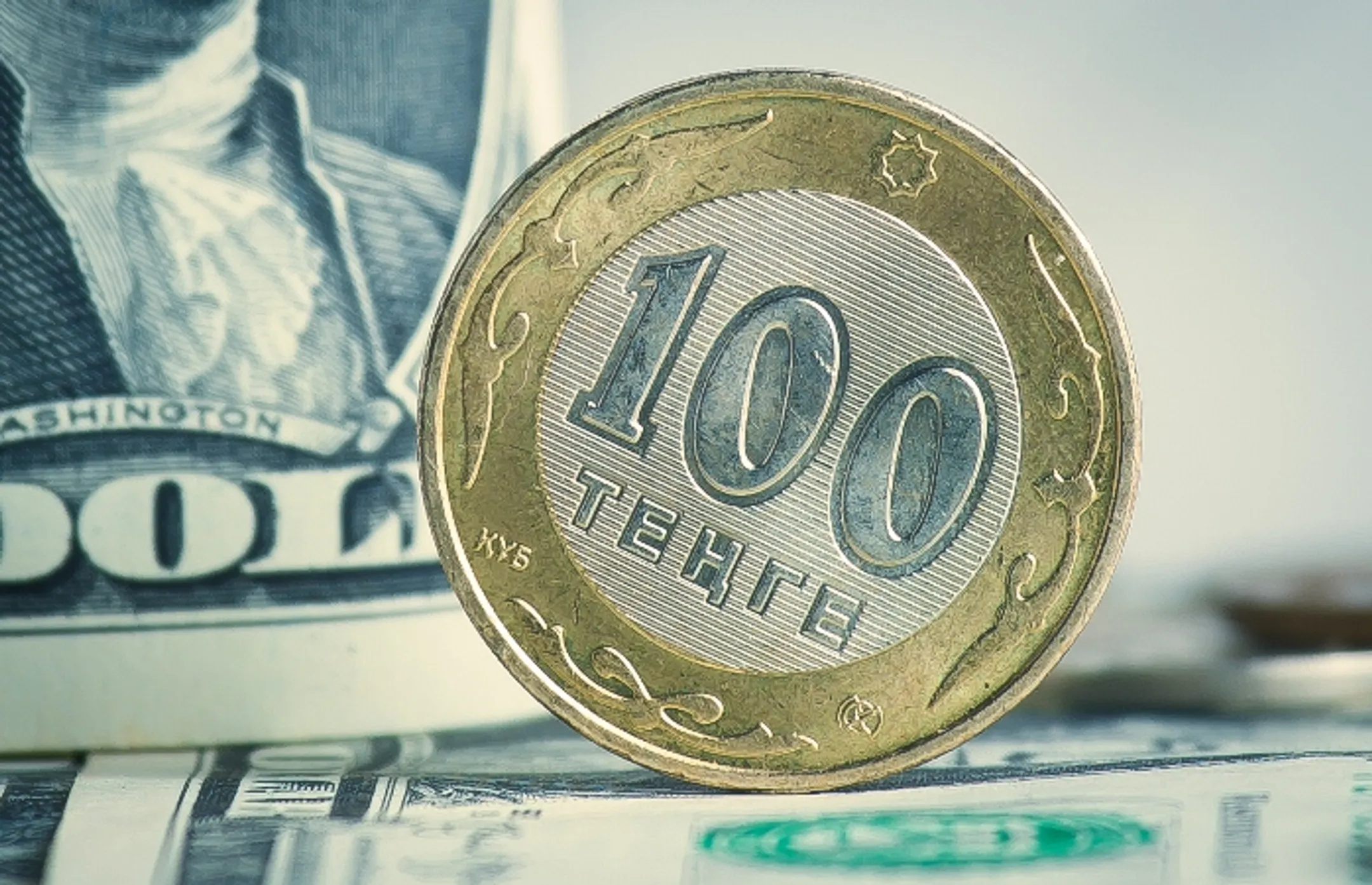 Тенге не сдает позиции перед долларом - Image Kapital.kz