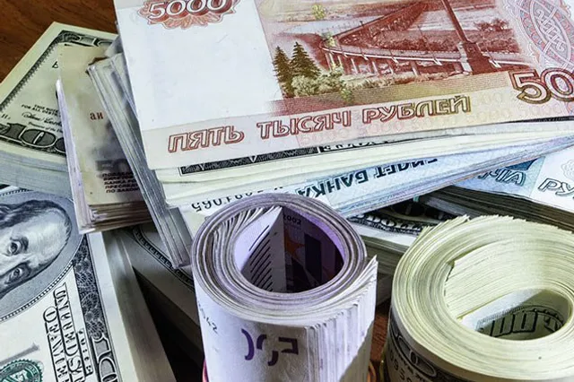 Рубль продолжает стремительно дешеветь