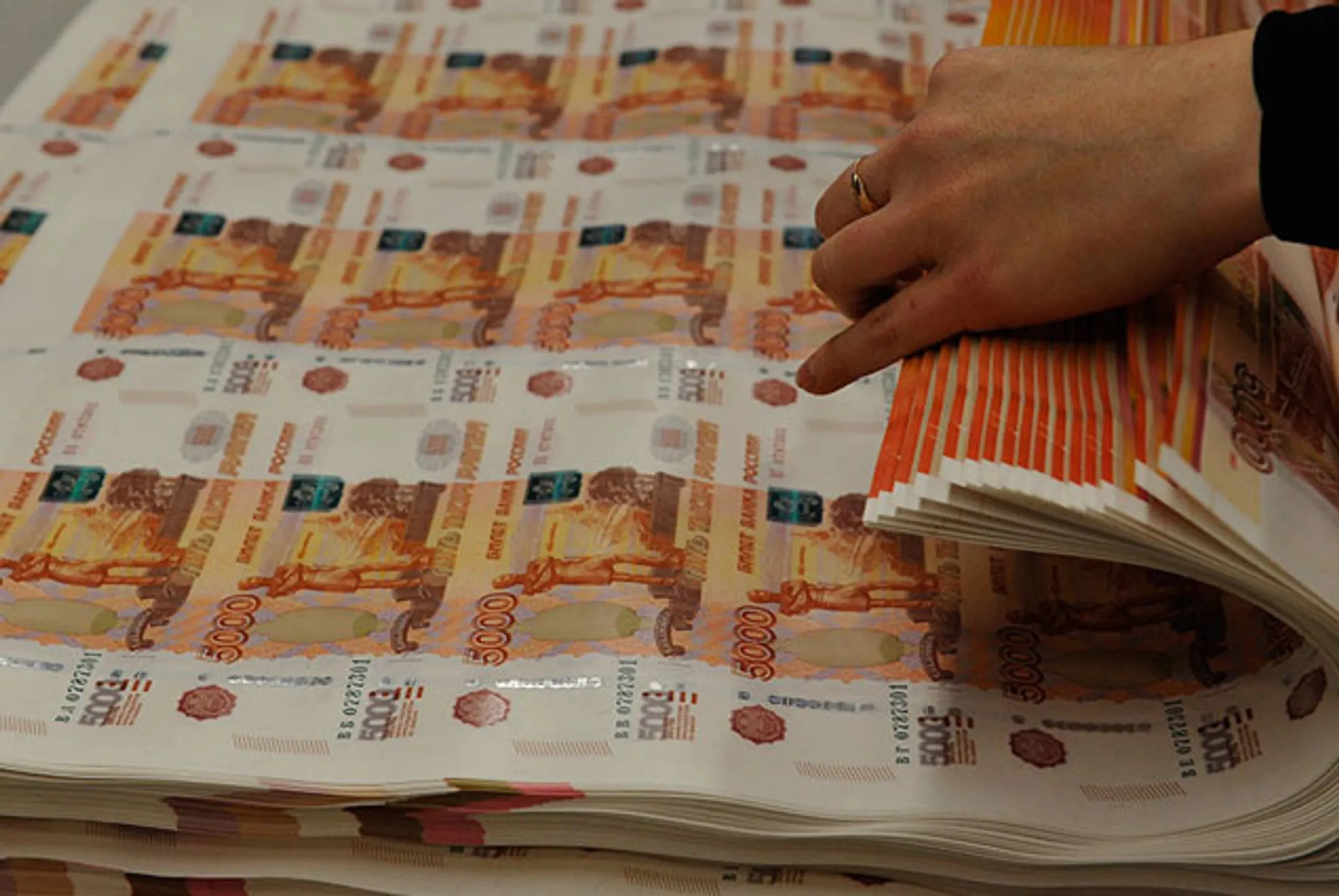 Кремль больше не может поддерживать рубль - Image Kapital.kz