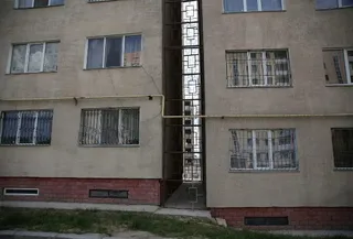 Капитал - Накренившийся дом в Алгабасе снесут