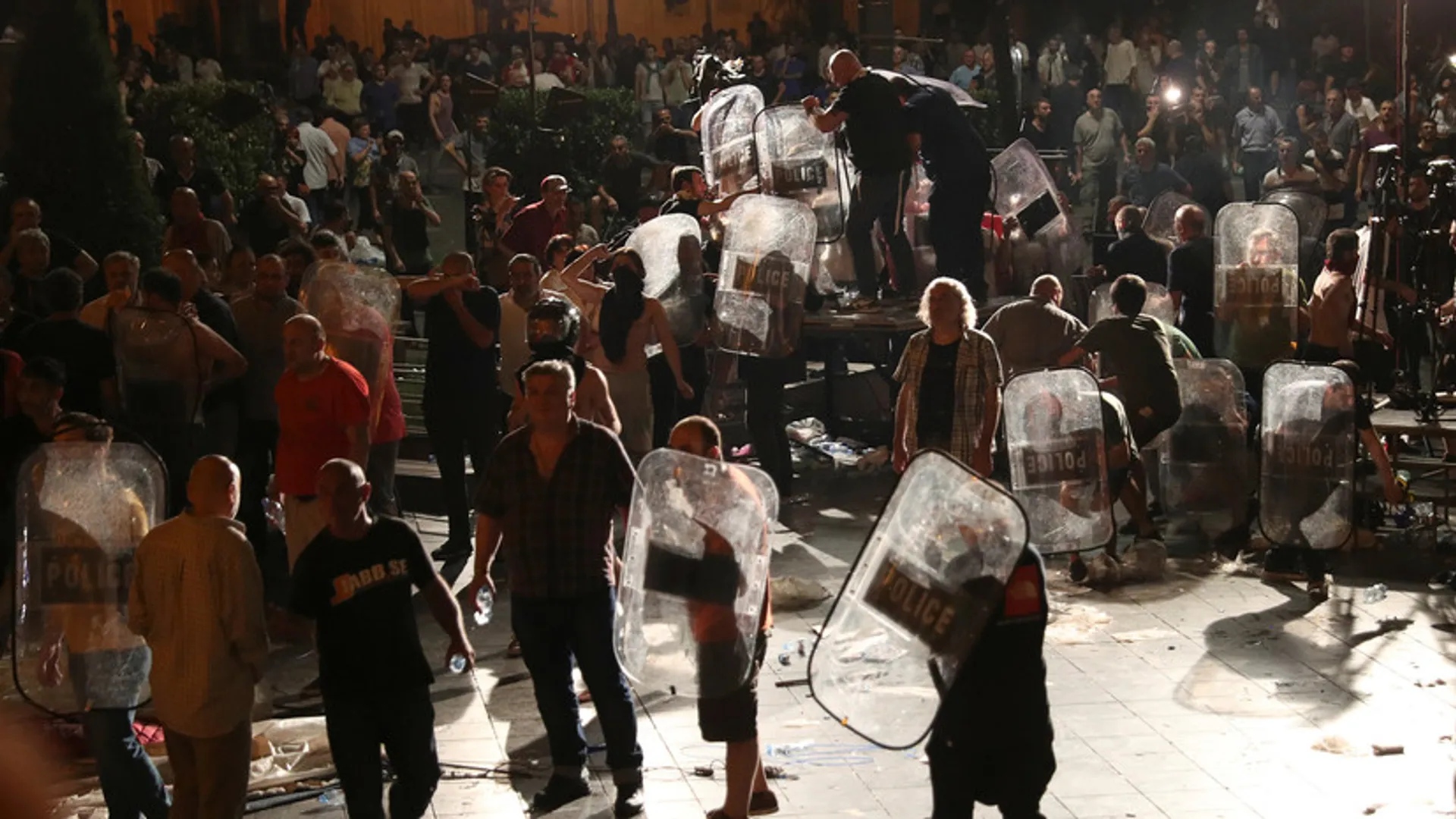 Капитал - При столкновениях в Тбилиси пострадали 240 человек