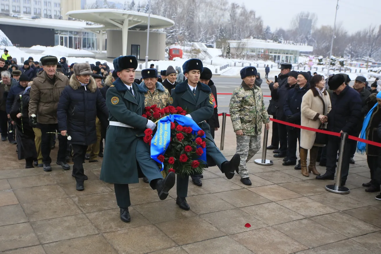 В Алматы состоялась церемония возложения цветов в честь Дня независимости РК - фото kapital.kz