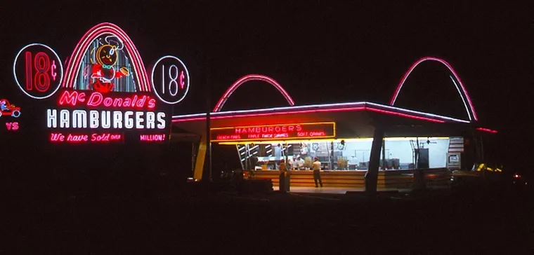 Один из ресторанов сети McDonald’s, 1960-е годы. Фото: corporate.mcdonalds.com