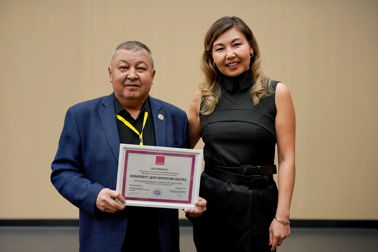 Слева&nbsp;— онколог Габиден Рахимжанов, справа&nbsp;— Эльмира Исманкулова, гендиректор AVON Central Asia