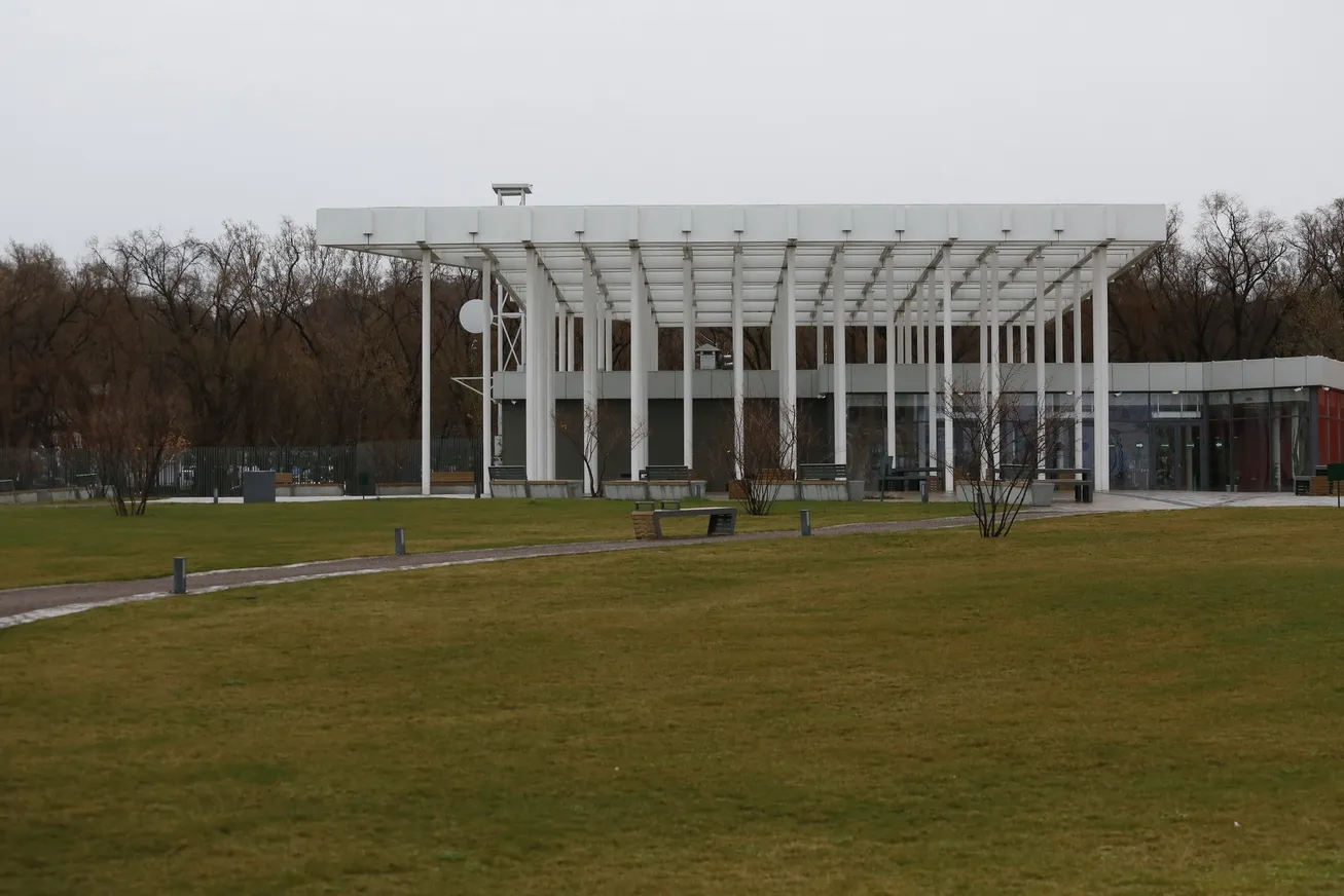 На фото: Входная группа со стороны улицы Аль-Фараби <br>