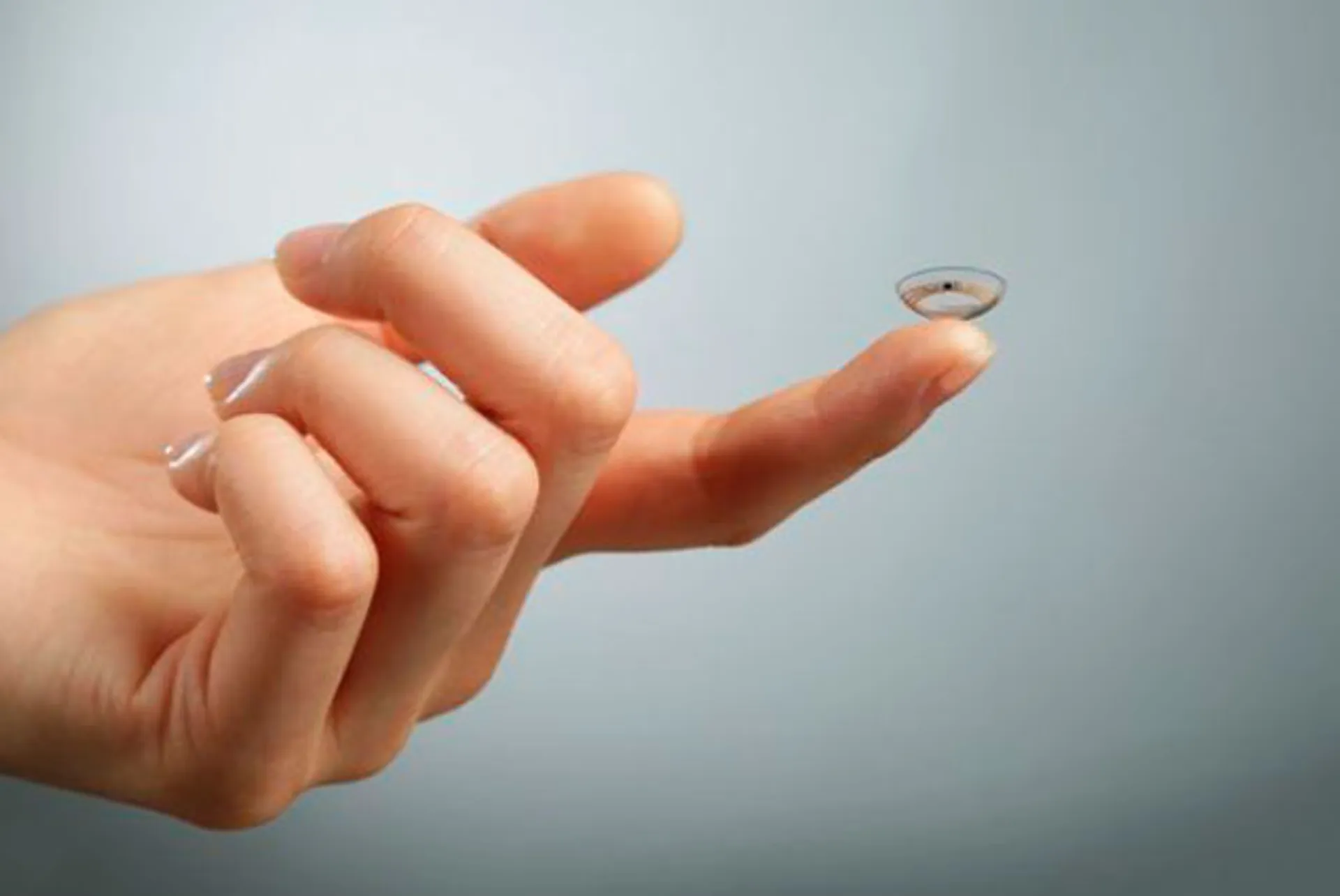 Капитал - Google анонсировала умную контактную линзу