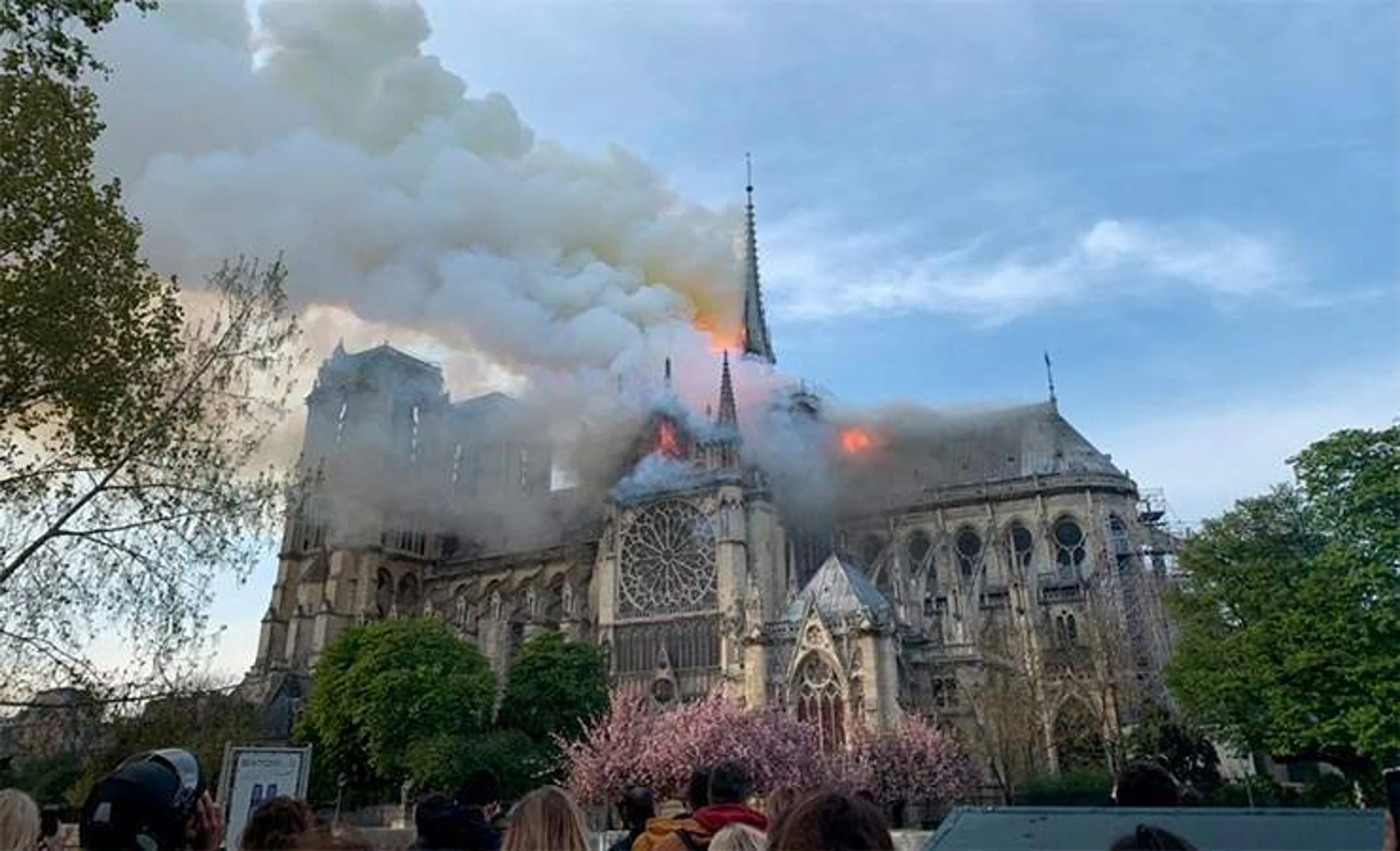 Капитал - Часть Собора Парижской Богоматери уничтожена пожаром