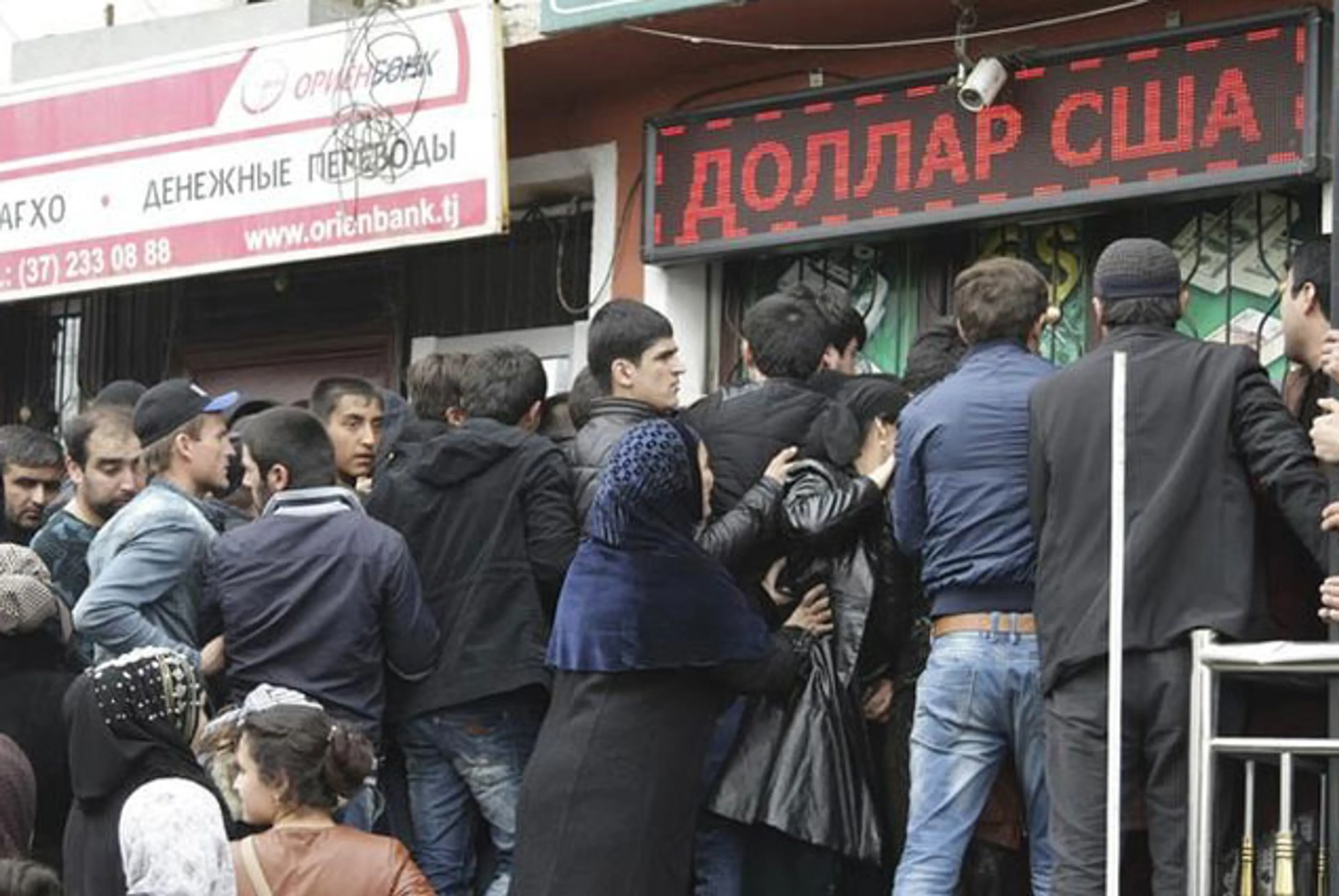 Капитал - В Таджикистане запретили выдавать переводы в рублях