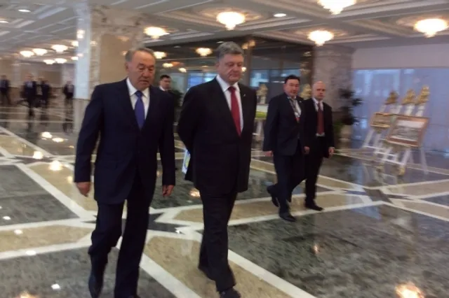 Порошенко намерен обсудить с Назарбаевым экономику