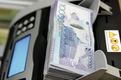 Тенге с утра дешевеет вслед за нефтью