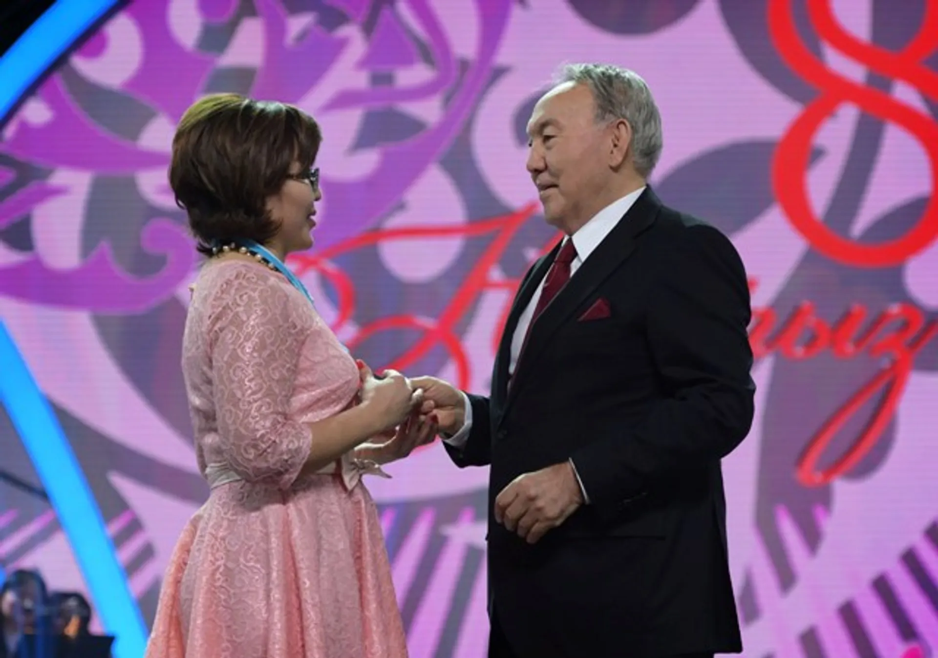 Капитал - Нурсултан Назарбаев поздравил казахстанок с 8 Марта