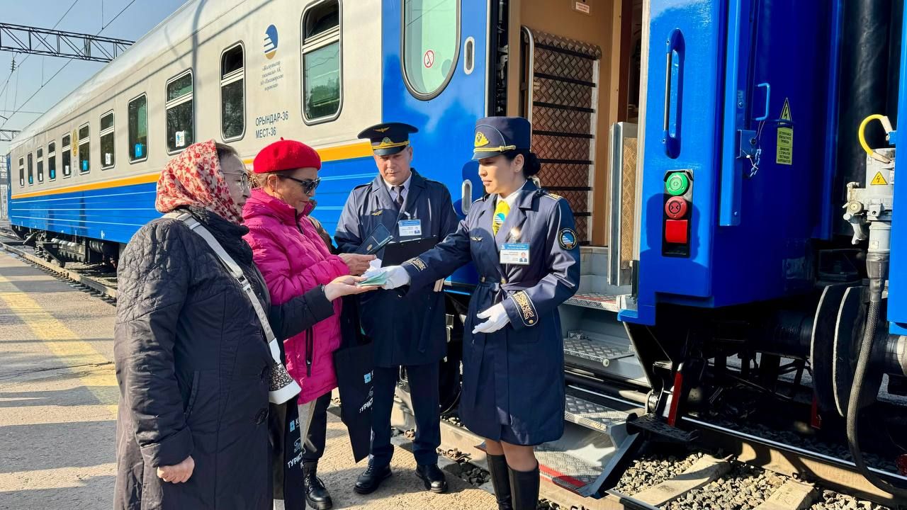 Первыми пассажирами поезда Jibek joly стали 115 туристов  3502359 — Kapital.kz 