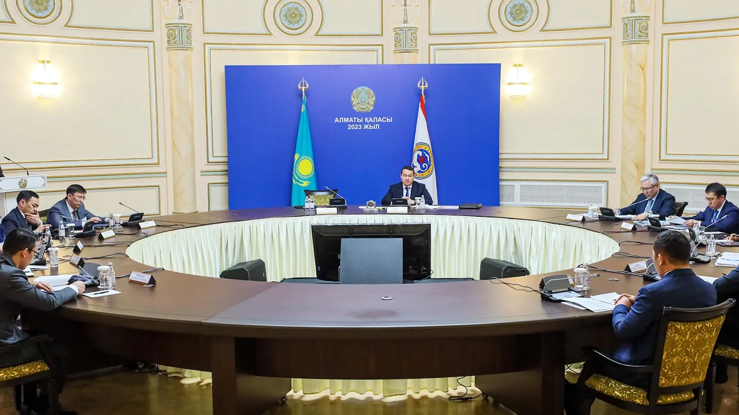 Алихан Смаилов провел совещание по развитию Алматы - фото kapital.kz