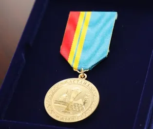 Нурсултану Назарбаеву вручили медаль «20 лет Астане»