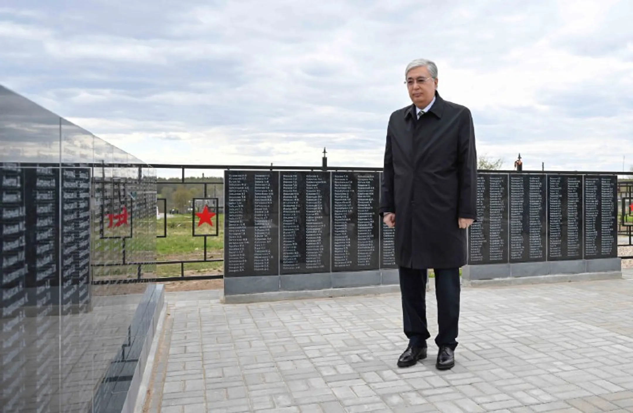 Президент возложил цветы к Мемориальному комплексу воинам-казахстанцам - Image Kapital.kz