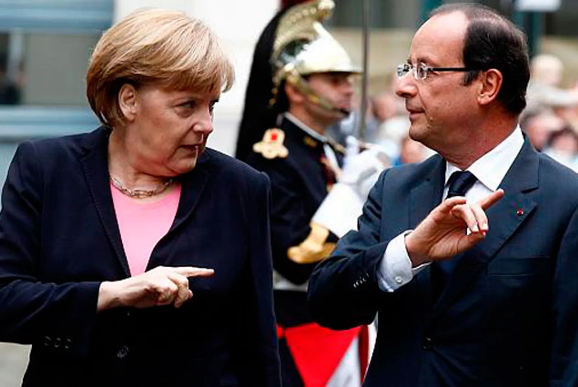 Капитал - Меркель и Олланд призвали Порошенко начать диалог с ополченцами