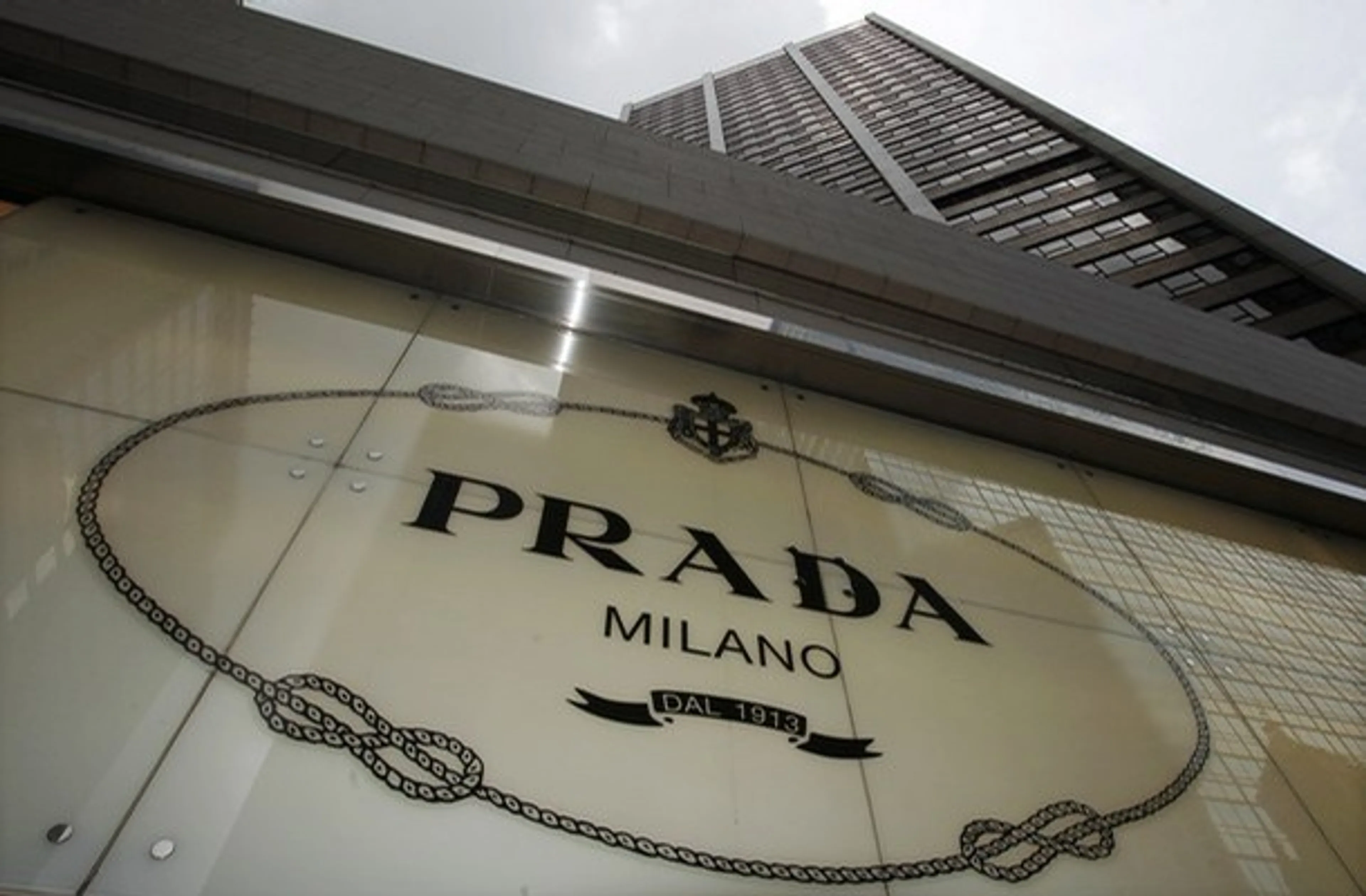 Капитал - Prada потеряла 10% выручки из-за сокращения продаж