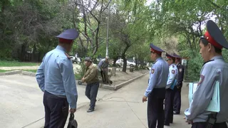 Капитал - Полицейские Алматы убирают незаконные ограждения во дворах