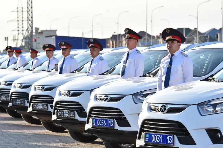 Капитал - В ЮКО полицейским вручили ключи от 143 служебных автомобилей