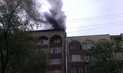 В центре Алматы загорелся многоэтажный дом