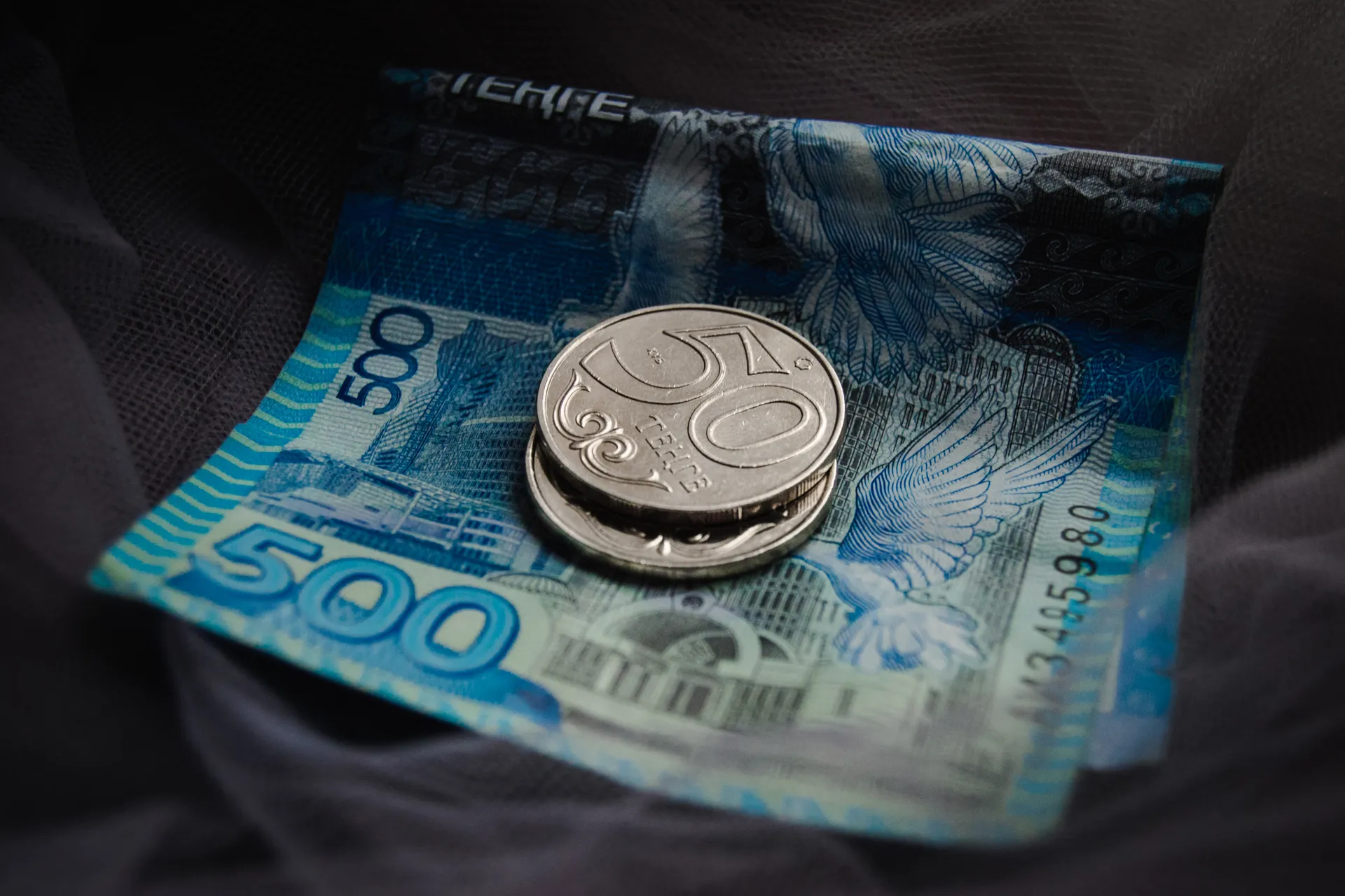 Капитал - Доллар продается в обменниках по 386 тенге