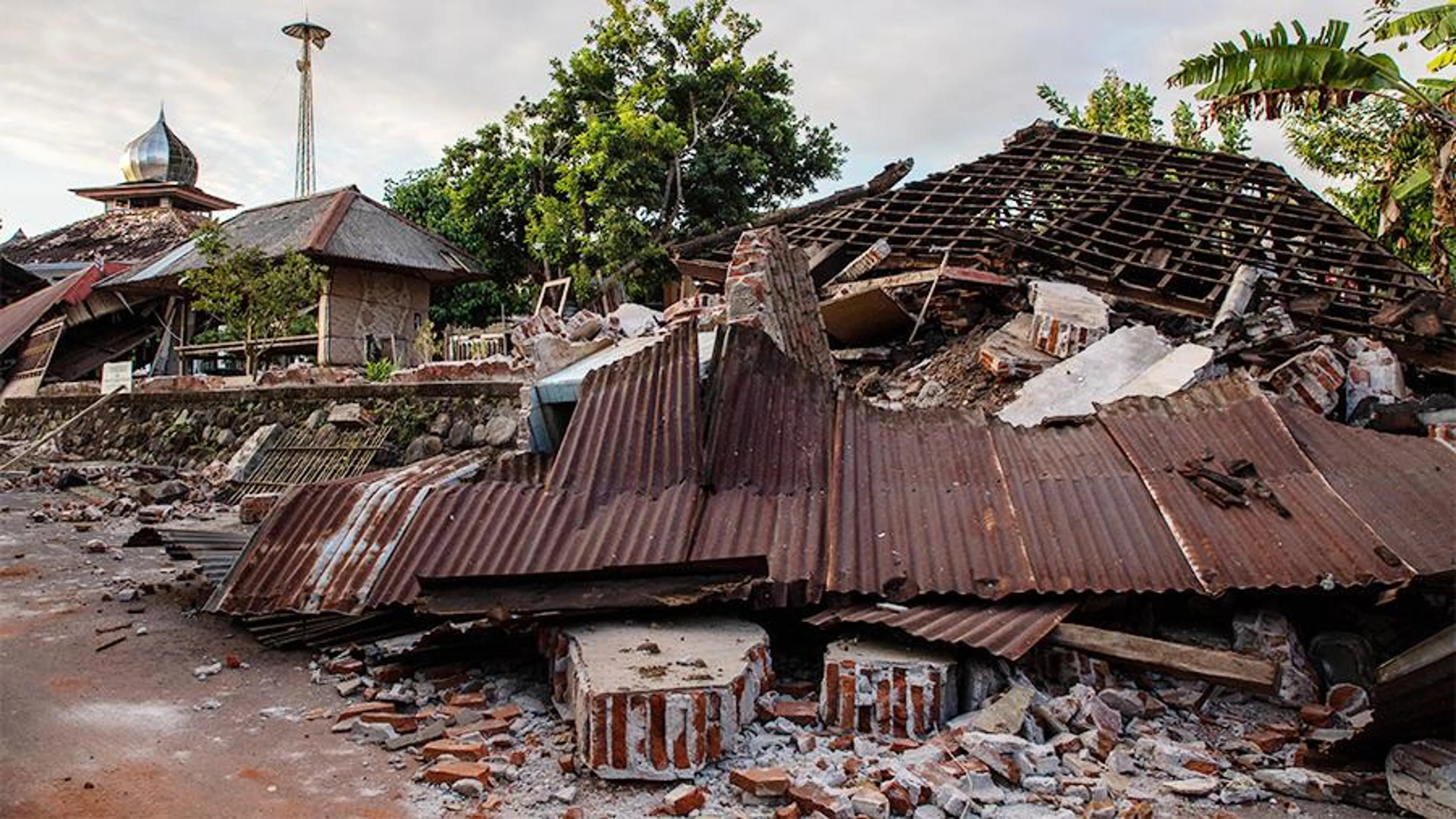 Капитал - Число жертв землетрясений в Индонезии возросло до 555