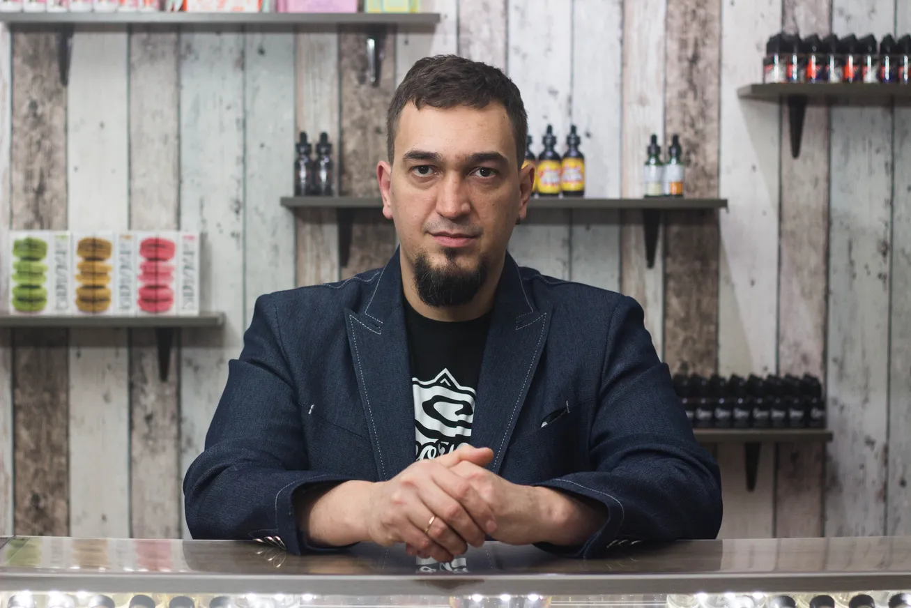 Алексей Смулянский, директор вейп-шопа parok.kz. 