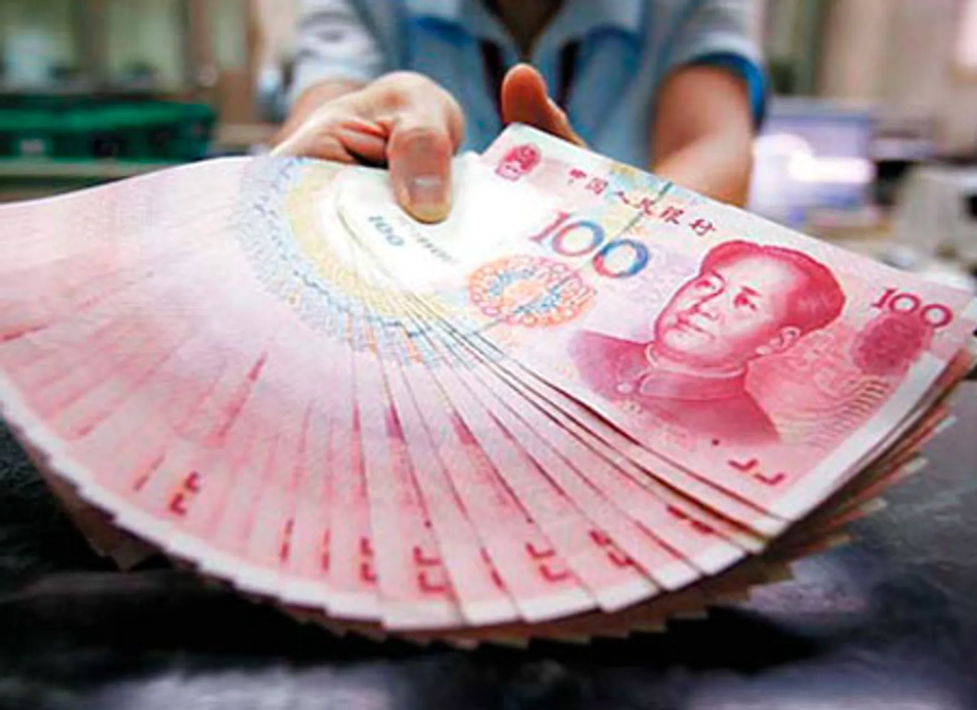 Капитал - Юань вошел в десятку самых востребованных валют