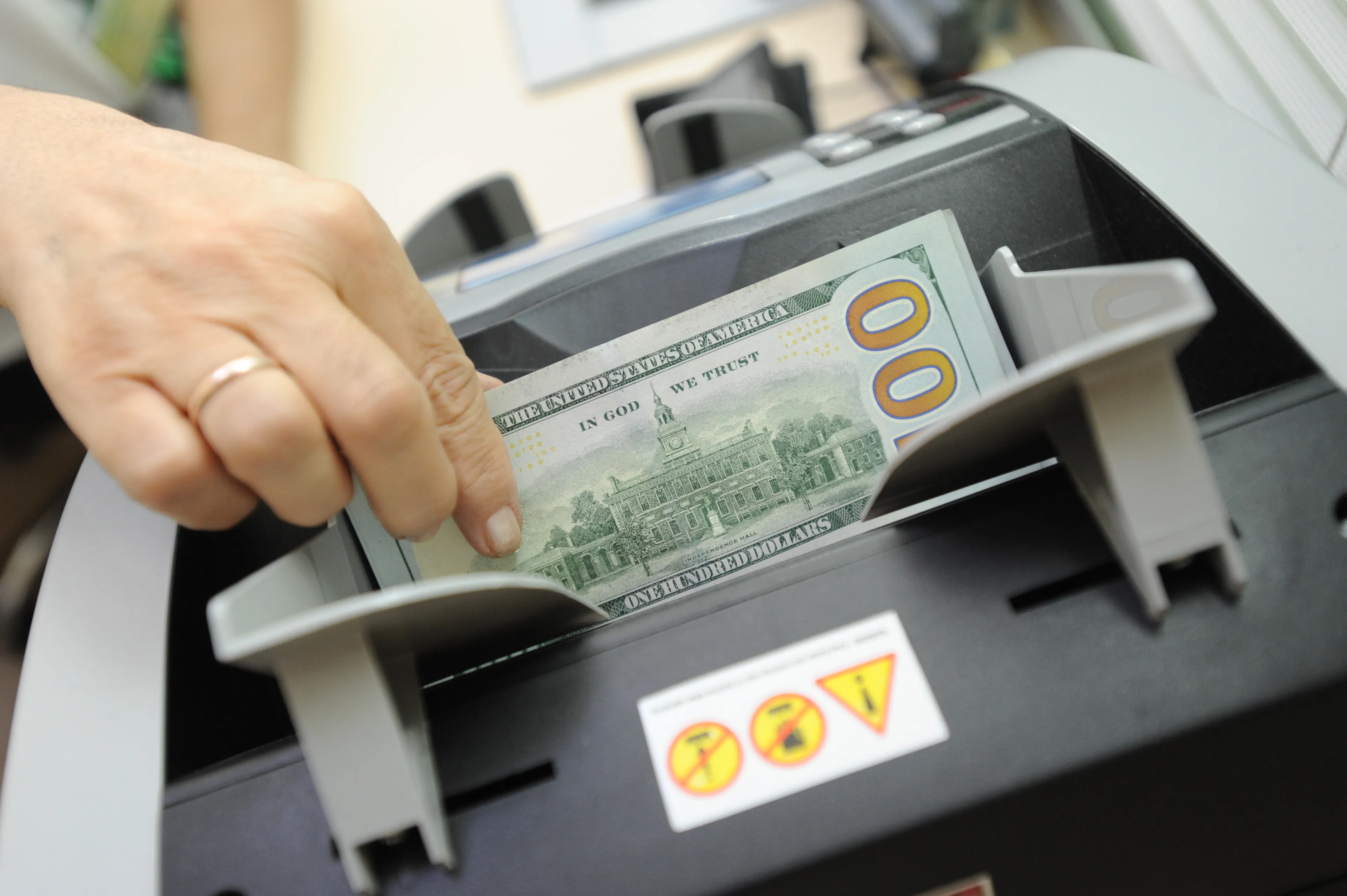 Капитал - Доллар наверстал потери и подорожал на 4 тенге