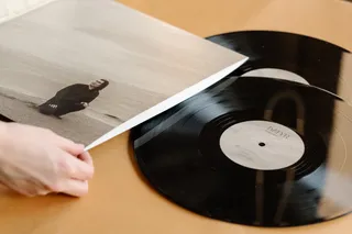 Капитал - В Алматы издана пластинка Батырхана Шукенова «Отан Ана»