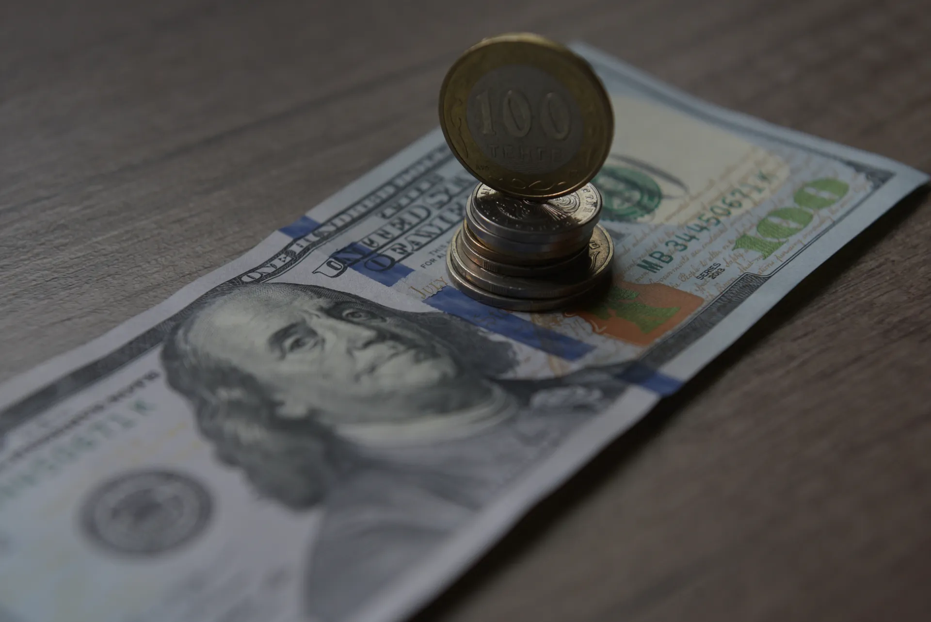 Капитал - Курс продажи доллара в обменниках достиг 360 тенге